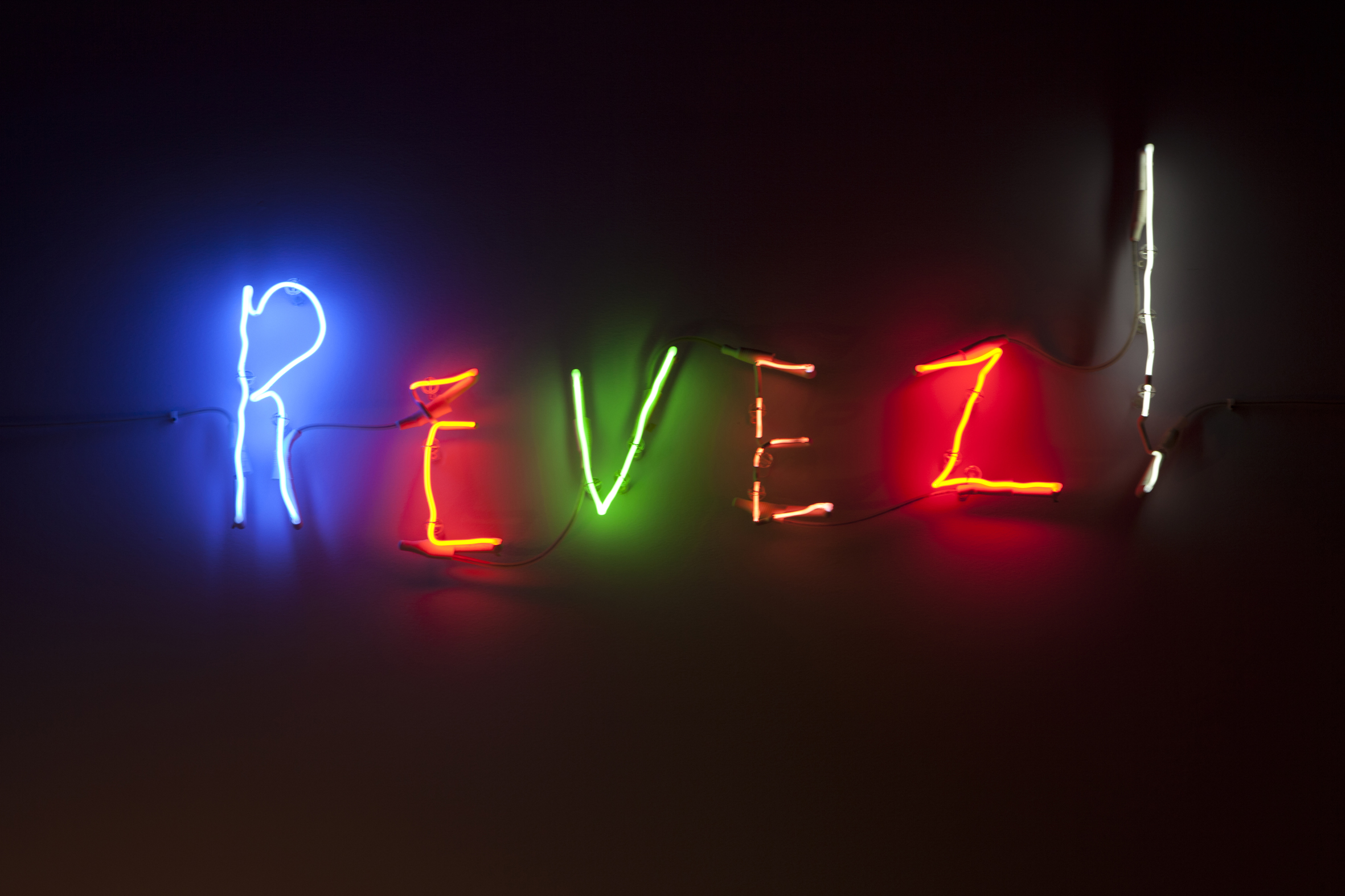 Claude LEVEQUE, Rêvez ! (Dream !), 2008 Multicoloured neon, Writing Gilberte Lévêque, 46 x 102 cm Photograph Claude Lévêque, © ADAGP Claude Lévêque. Courtesy the artist and kamel mennour, Paris